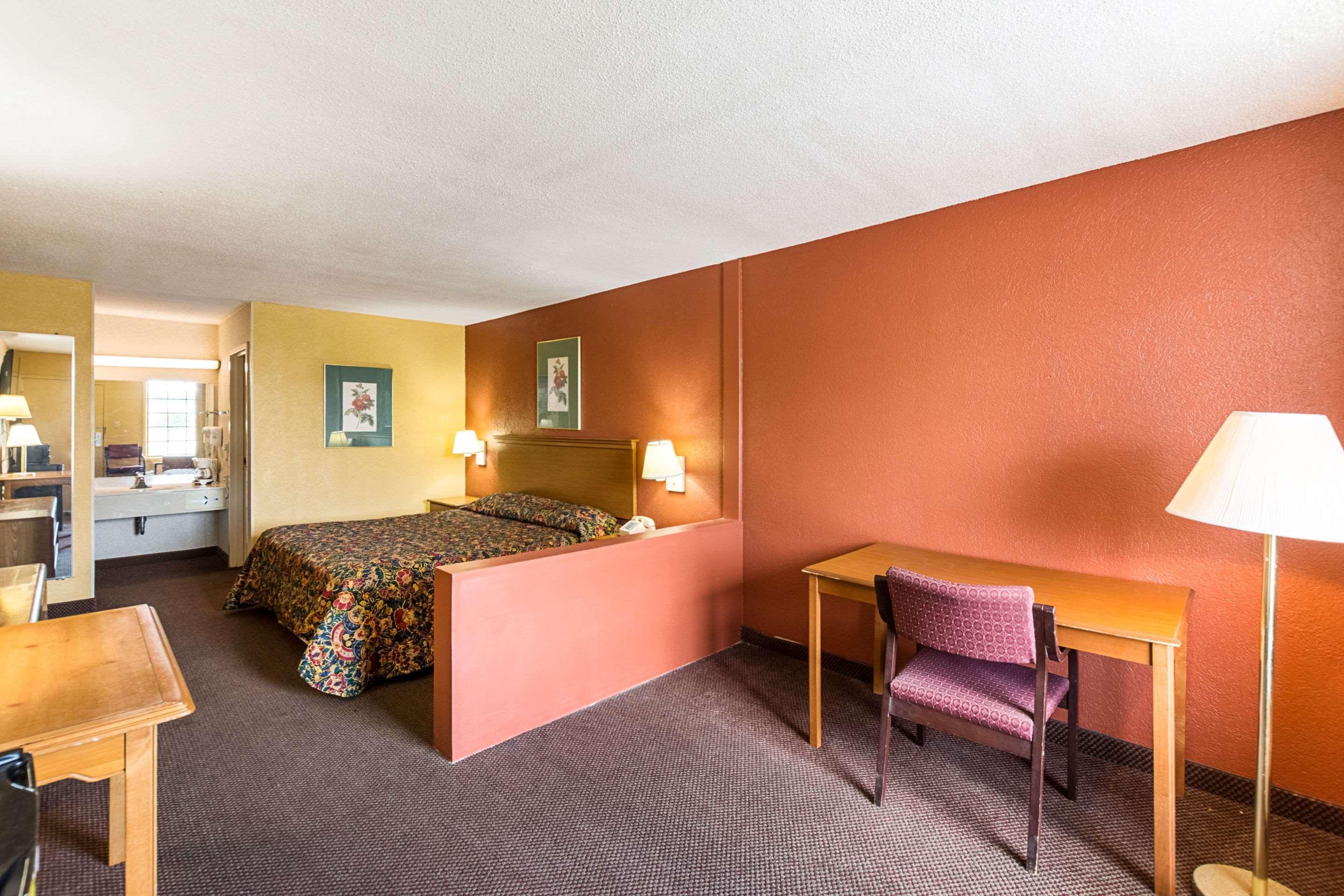 Orangeburg Inn & Suites Exterior photo